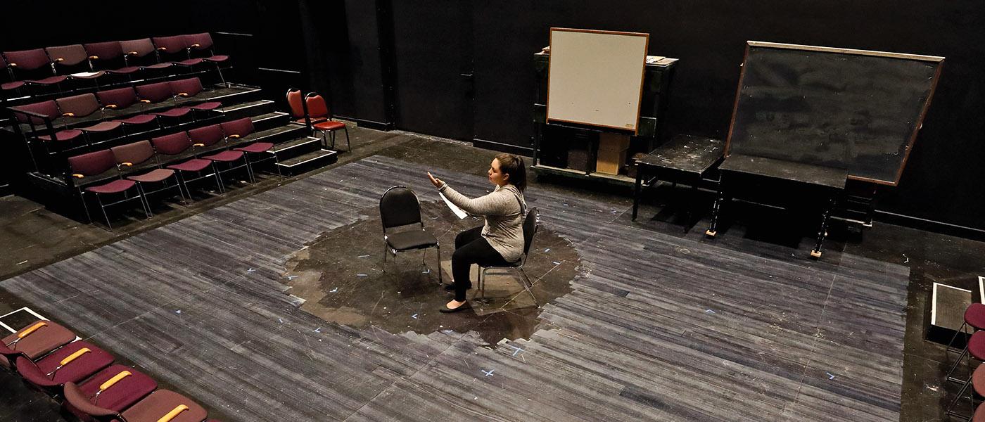 戏剧艺术 student rehearsing her lines on the classroom stage