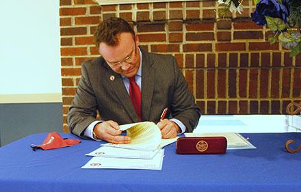 UIW President Dr. Thomas M. 埃文斯签署谅解备忘录