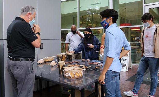 UIW students selling handmade crafts from the indigenous Chicimeca people of 墨西哥